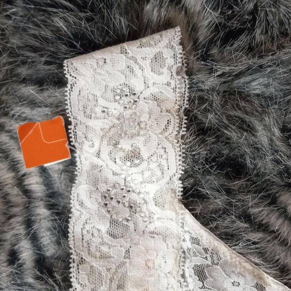 GILLIGAN & OMALLEY BRIDE Lace Thong Pantie Sz XS White NWT JEWELS - Picture 3 of 3